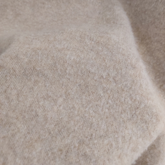 Uniqlo Cozy Beige Women's Sweater - Picture 3 of 4